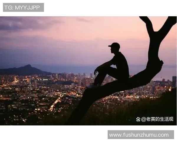 足球明星的落寞与孤独背影展现女性内心深处的情感与挣扎