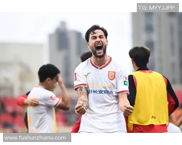 退役足球明星重返赛场的精彩瞬间以60帧记录他们的辉煌与激情 退役足球明星重返赛场的精彩瞬间以60帧记录他们的辉煌与激情